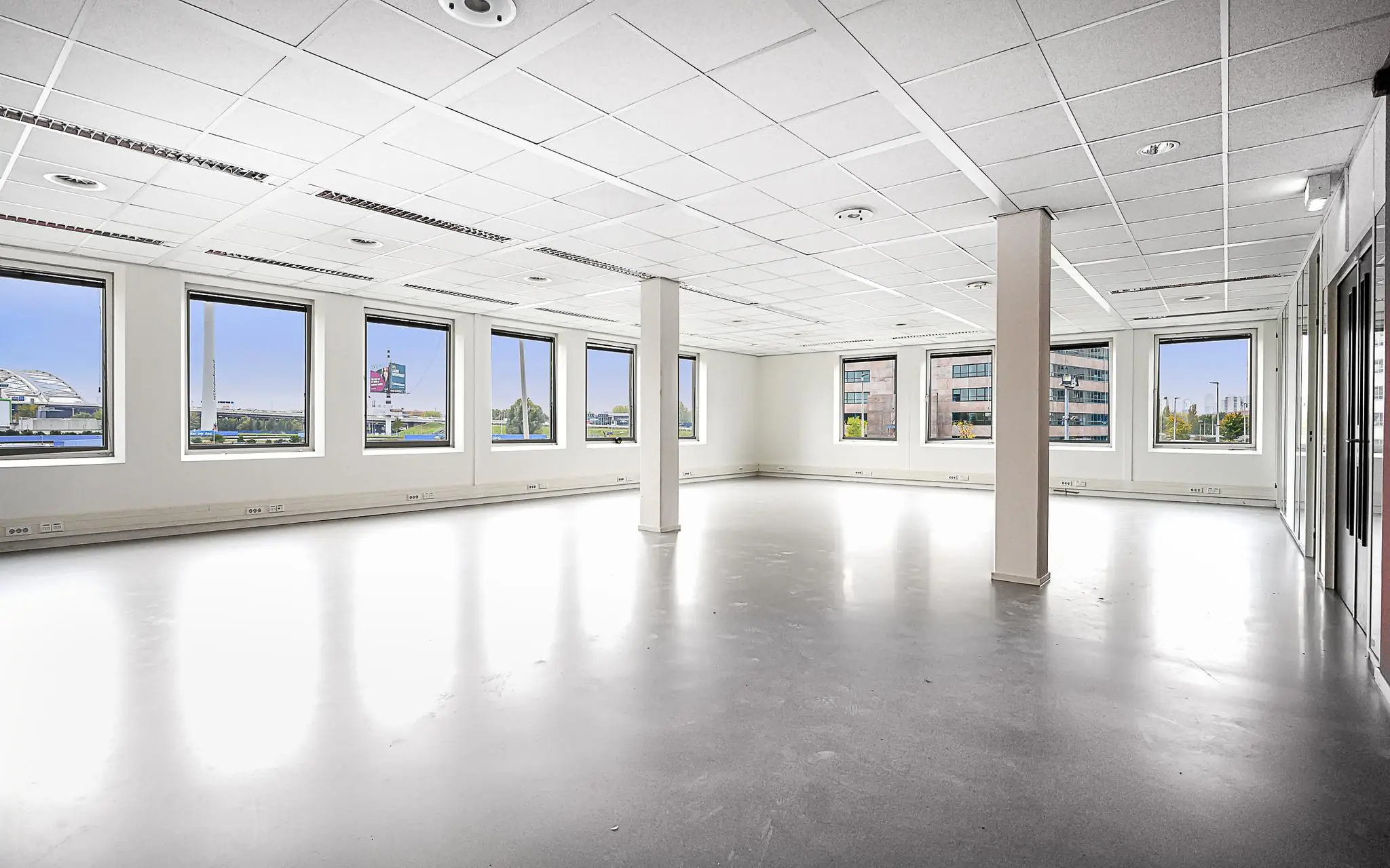 Licht en modern kantoorpand aan de Rivium Westlaan met grote ramen en systeemplafond.